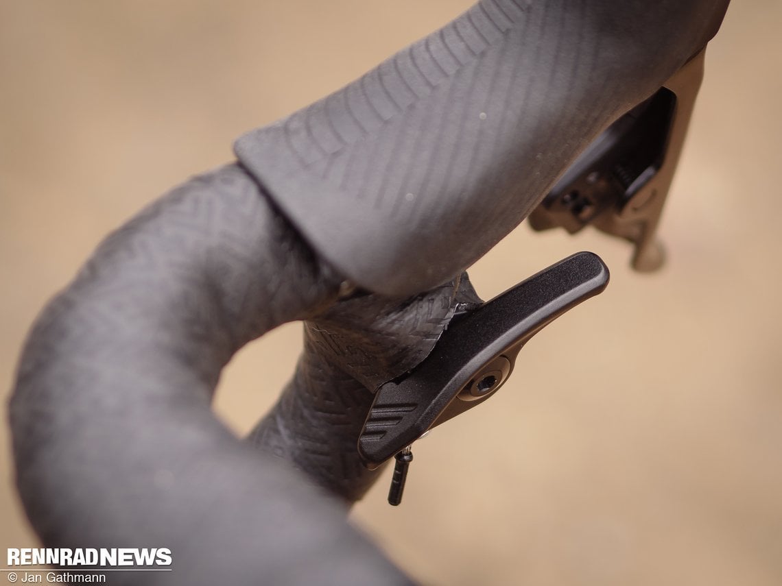 Von diesem Hebel im Cockpit lässt sich die Stütze absenken und ausfahren.