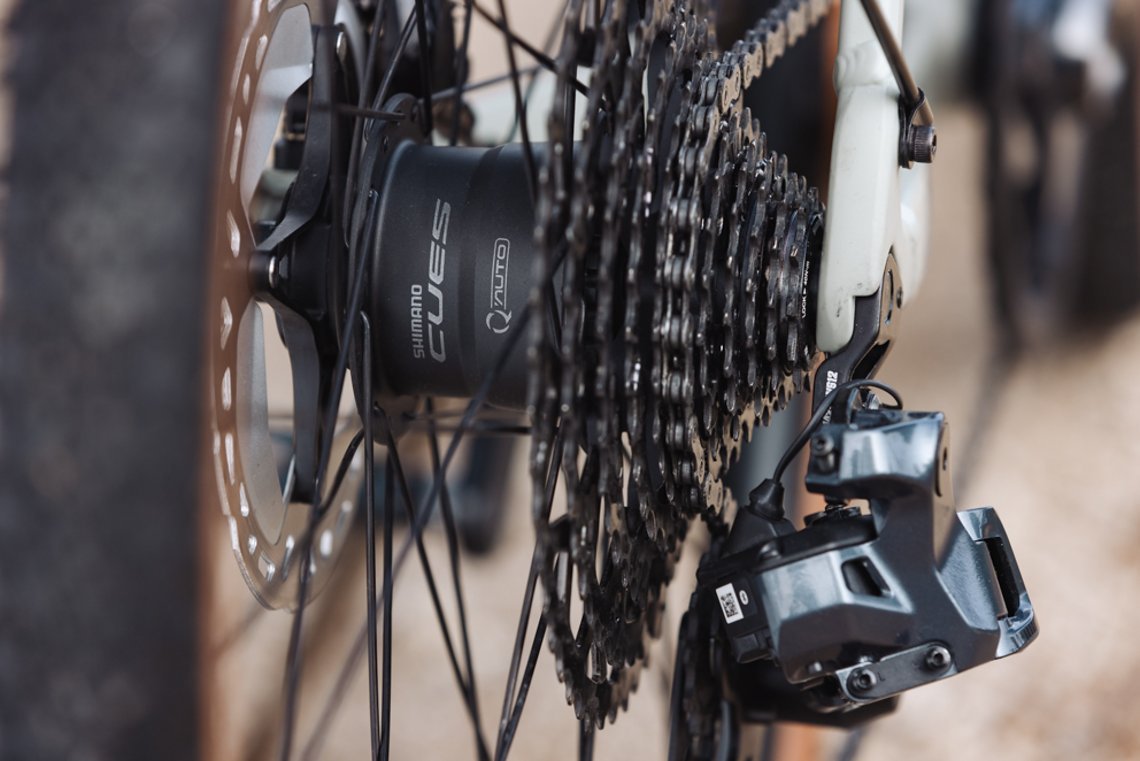 Q'Auto richtet sich an Trekking- und Gravel-Fahrer sowie an urbane Nutzer. Es scheint auf die verschleißarme, aber vergleichsweise schwere Linkglide-Produktfamilie abgestimmt zu sein.