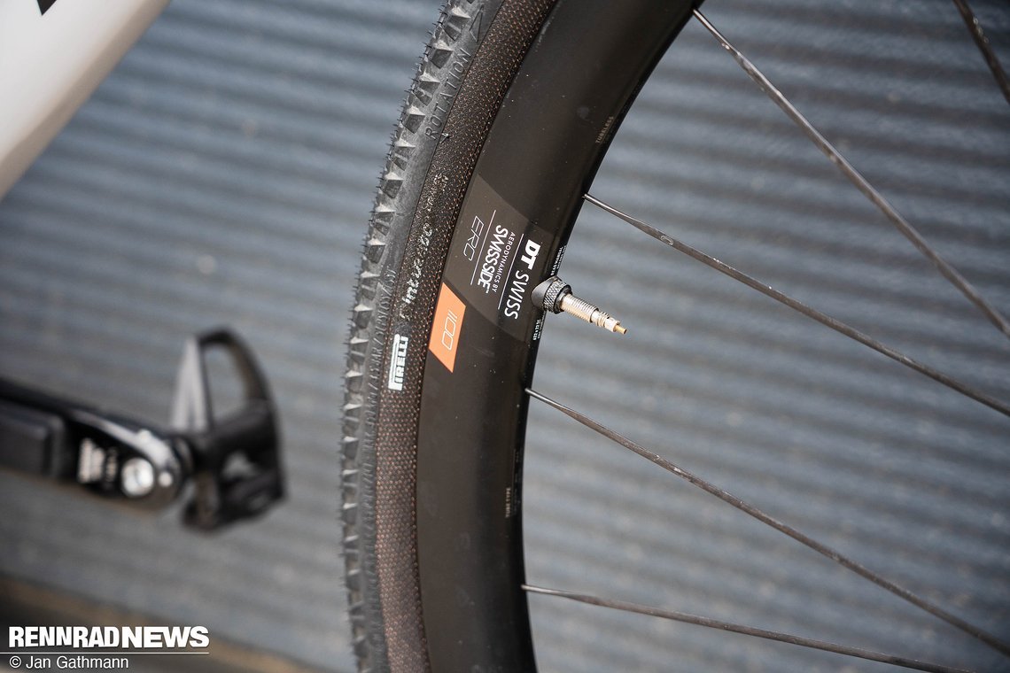 Den getarnten Pirelli Cinturato RH Race Gravel Reifen für Hardpack haben wir schon bei den Frauen gesehen.