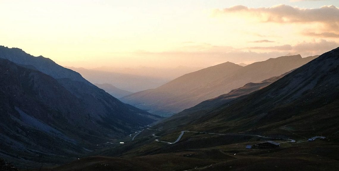 Blick vom Pass Col d'Agnel zurück ins Tal bei Sonnenuntergang