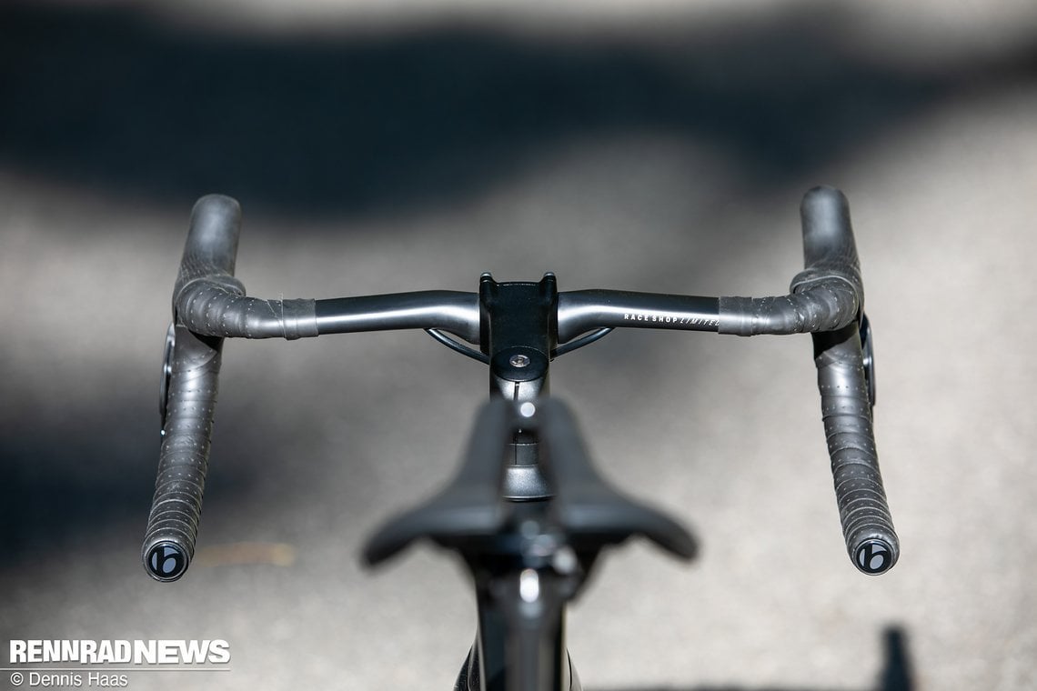 Am Trek Madone SL kommt ein herkömmliches Cockpit mit Vorbau und Lenker zum Einsatz.