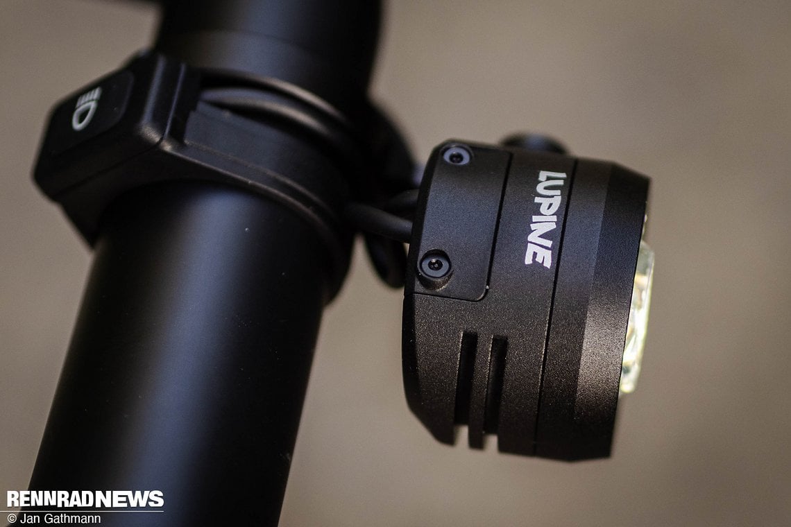 Das Lupine Licht schaltet sich über Sensor ein.