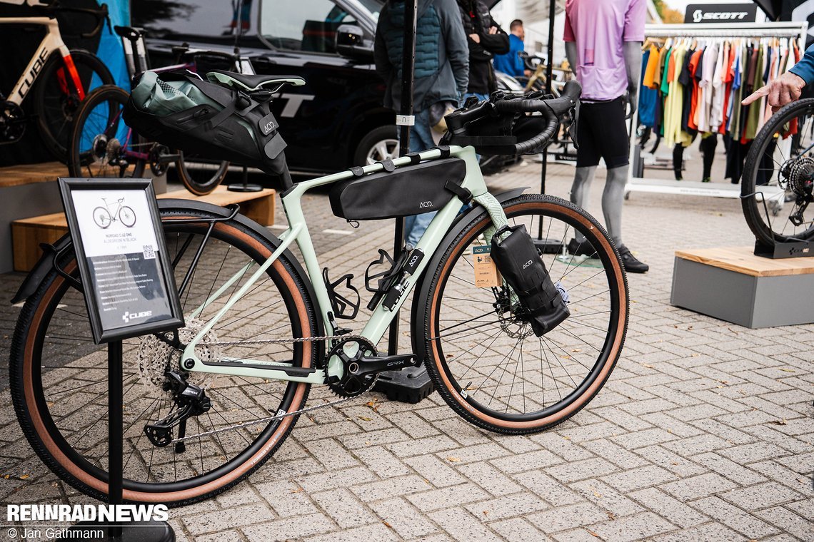 Cube war ebenfalls vor Ort und zeigte das Nuroad C62 ONE in vollem Bikepacking Trimm.