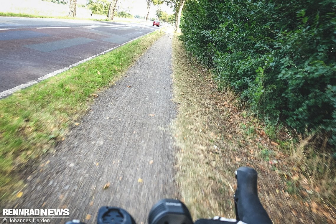 Komoot hatte recht: 100 Meter Schotterweg sind auf der Tour vorhanden.