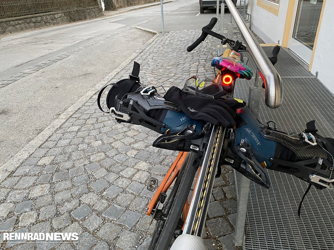 Die Skischuhe steigern zwar den Luftwiderstand