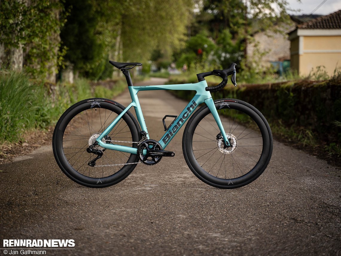 Ein neues Bianchi E-Oltre mit neuem Mahle X30 E-Antrieb in Hinterrad