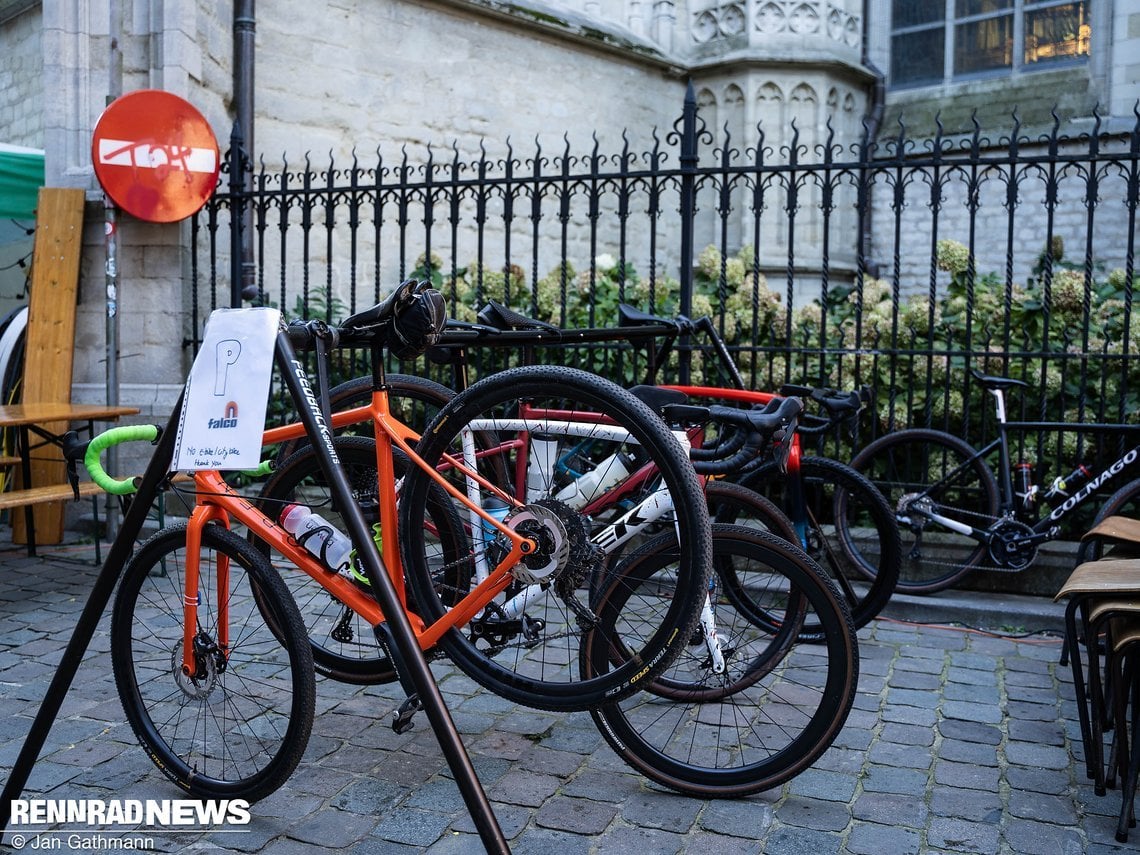 …und kostbare Gravel Bikes der Altersklassen-Sportler im „Aushang“