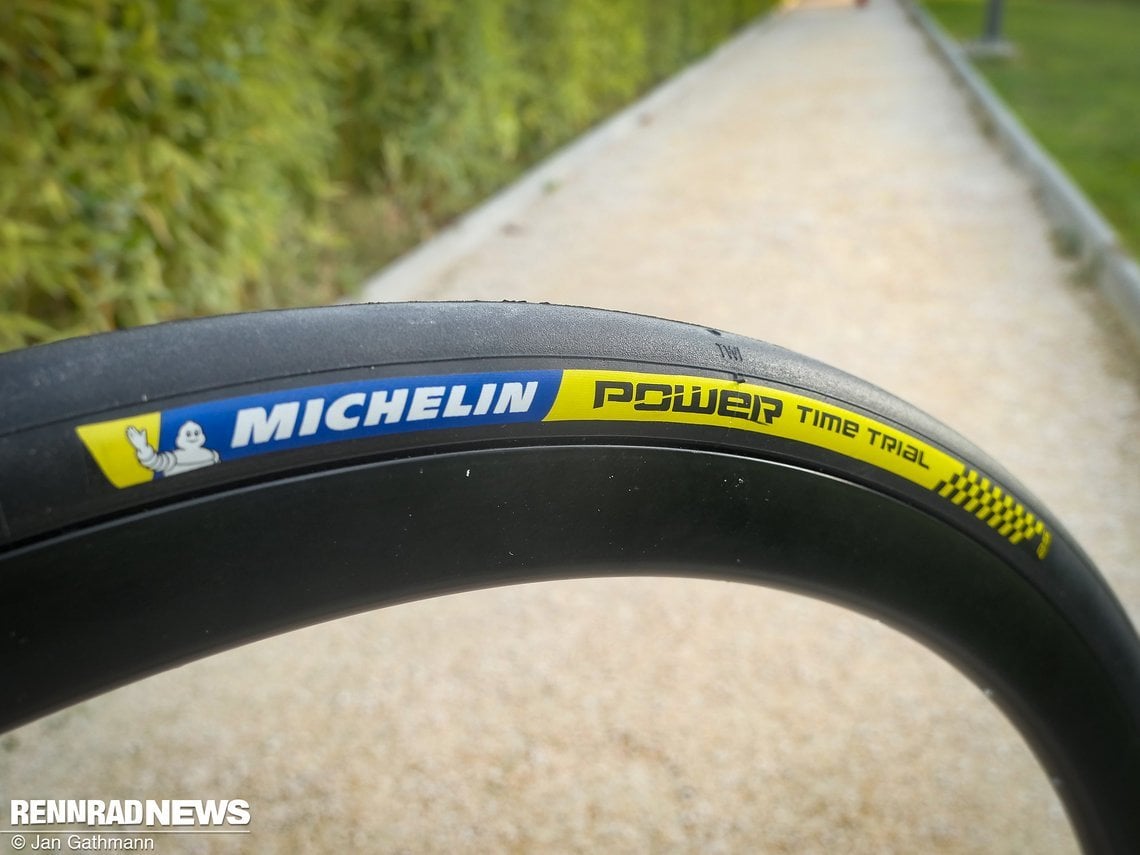 Der Michelin Power Time Trial soll der schnellste Reifen im Markt sein. Er erbt die bekannte 3x180 tpi Karkasse und besitzt keinen Pannenschutz zugunsten des Leichtlaufs.