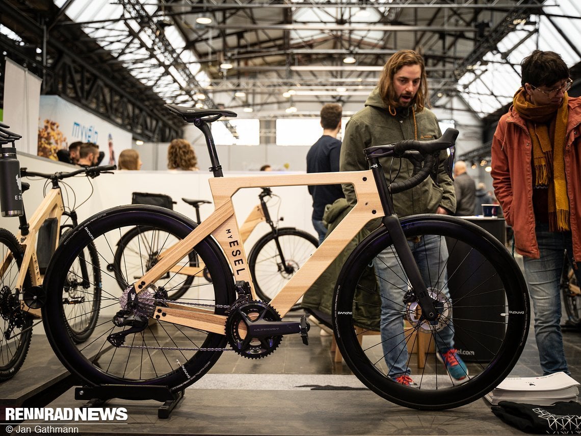 My Esel stellte ein Rennrad mit Holzrahmen aus