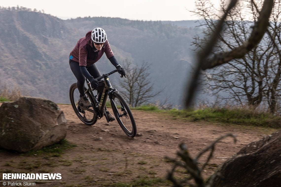 Das perfekt passende Motorsystem und die Summe der integrierten Lösungen vom starken Licht bis zur Fidlock-Tasche machen das Grizl:On CF zu einem der interessantesten E-Gravel Bikes derzeit am Markt.