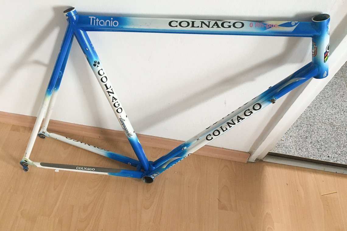 Am Anfang war der in typischer Colnago Manier lackierte Titan-Rahmen..