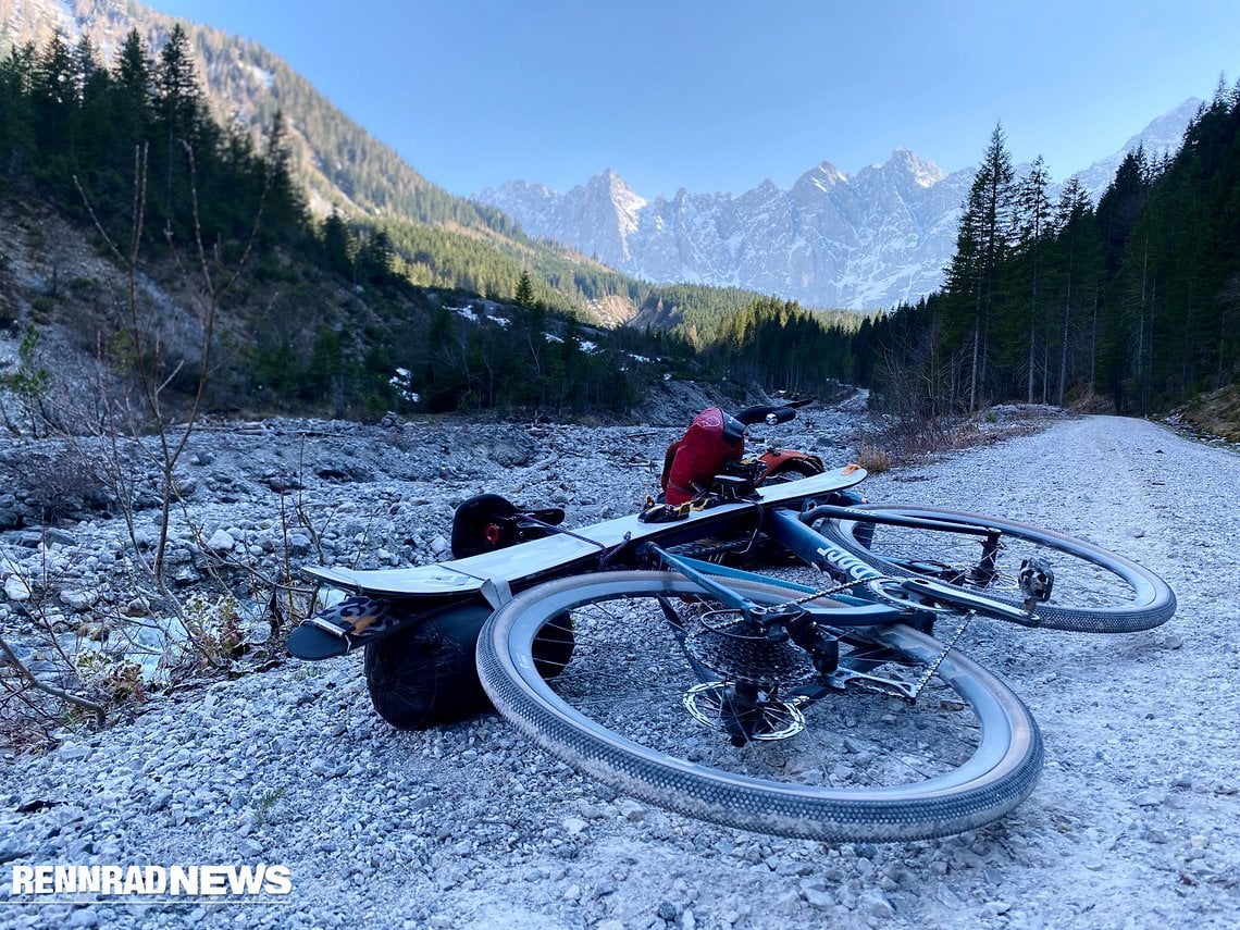 Mit Gravel- oder Mountainbike sind auch Schotter-Zustiege kein Probleme.