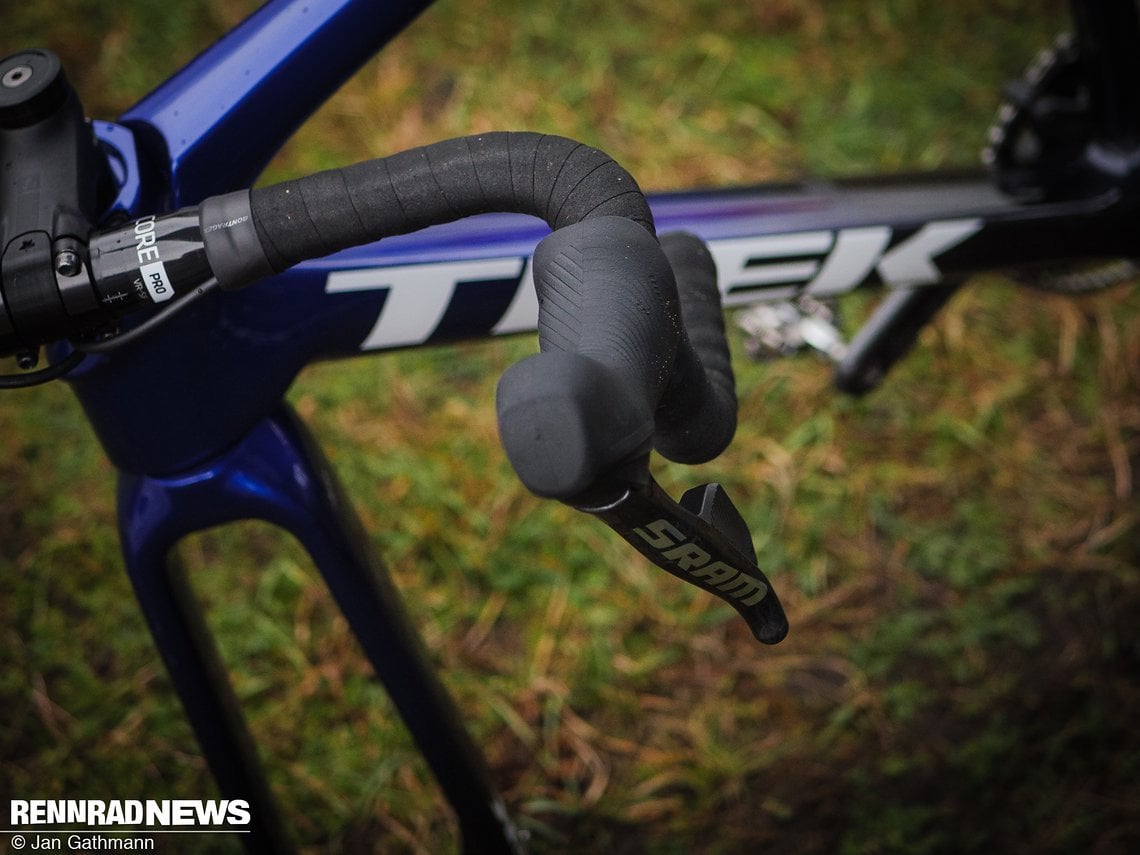 Am Trek Boone von Lucinda Brand waren erneut die gruppenfremden SRAM-Schalthebel in Rival-Form zu sehen