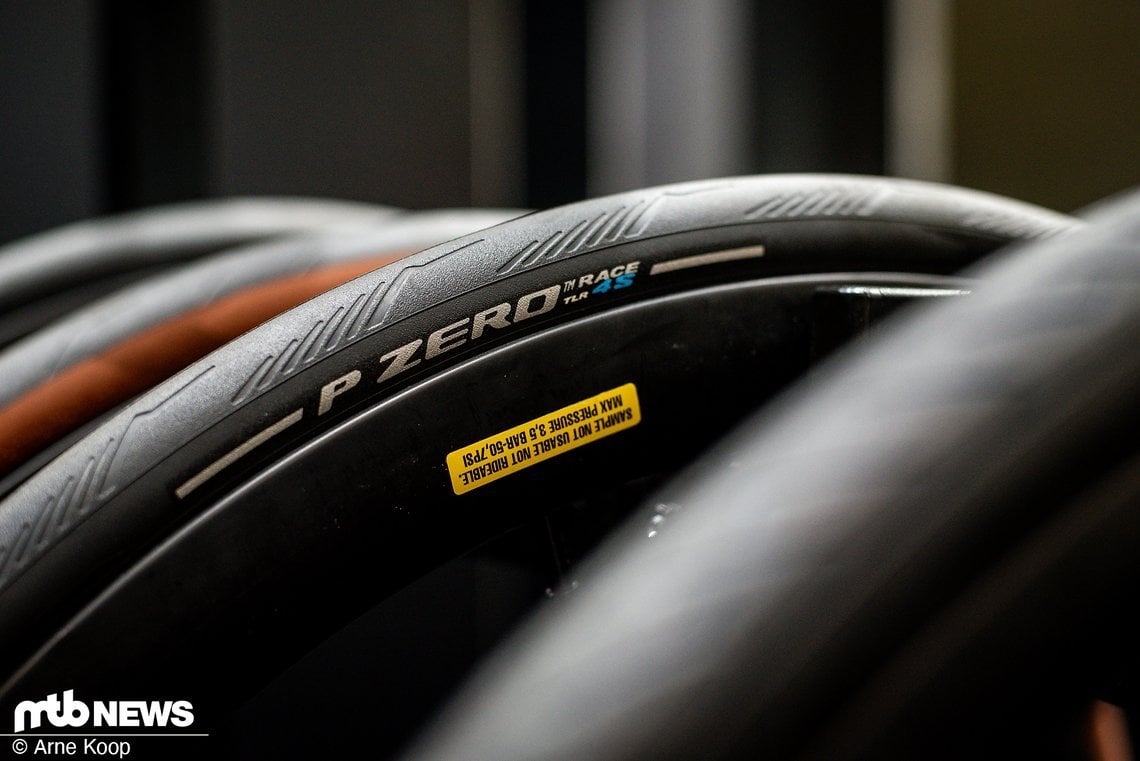 Seit einigen Monaten hat Pirelli eine Tubeless-Version des Allround-Reifens P-Zero Race 4S im Angebot