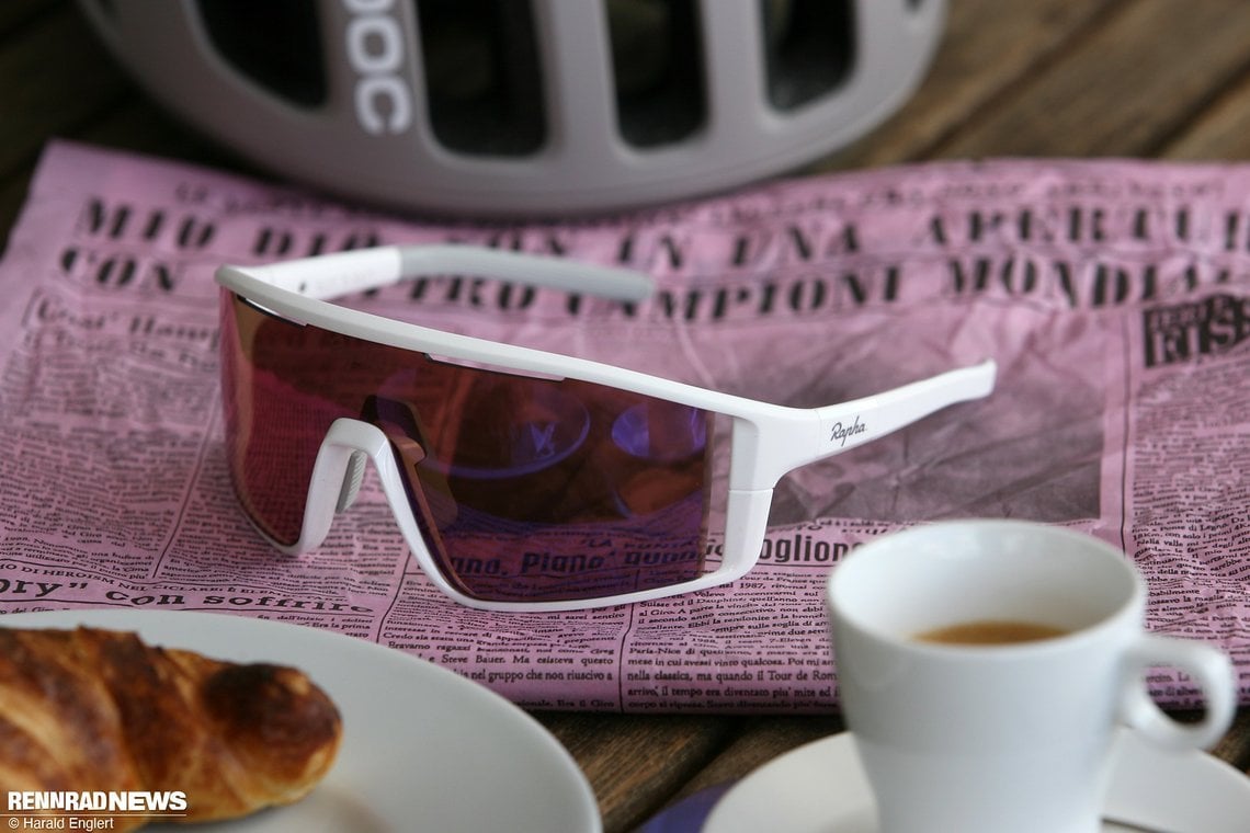 Das Glas der Rapha Pro team Full Frame ist an den Seiten etwas kleiner als der Rahmen