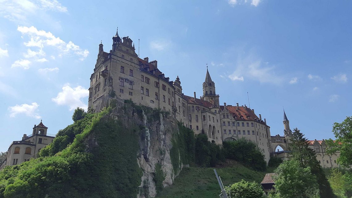 Majestätisch hoch über der noch jungen Donau, das Schloss der Hohenzollern in Sigmaringen.