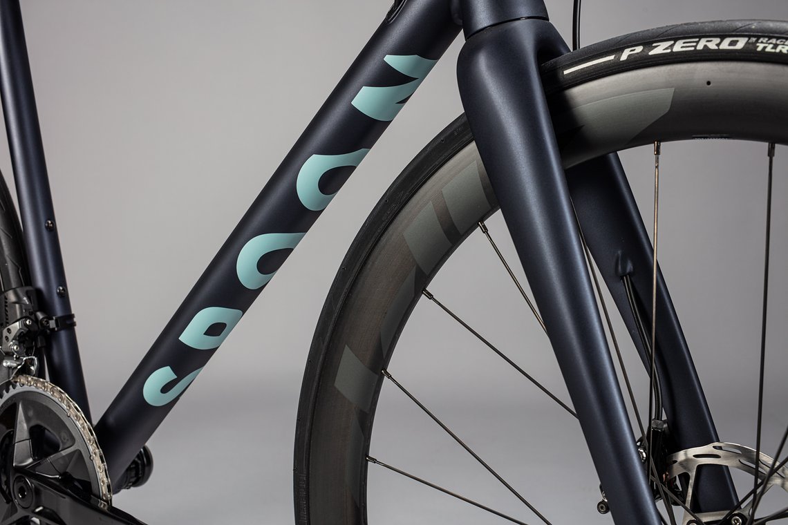 Das Bespoke Bike setzt auf matten blauen Lack...