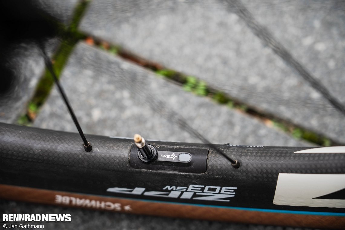 …wird auf der Rennstrecke vom Lufdrucksensor überwacht.