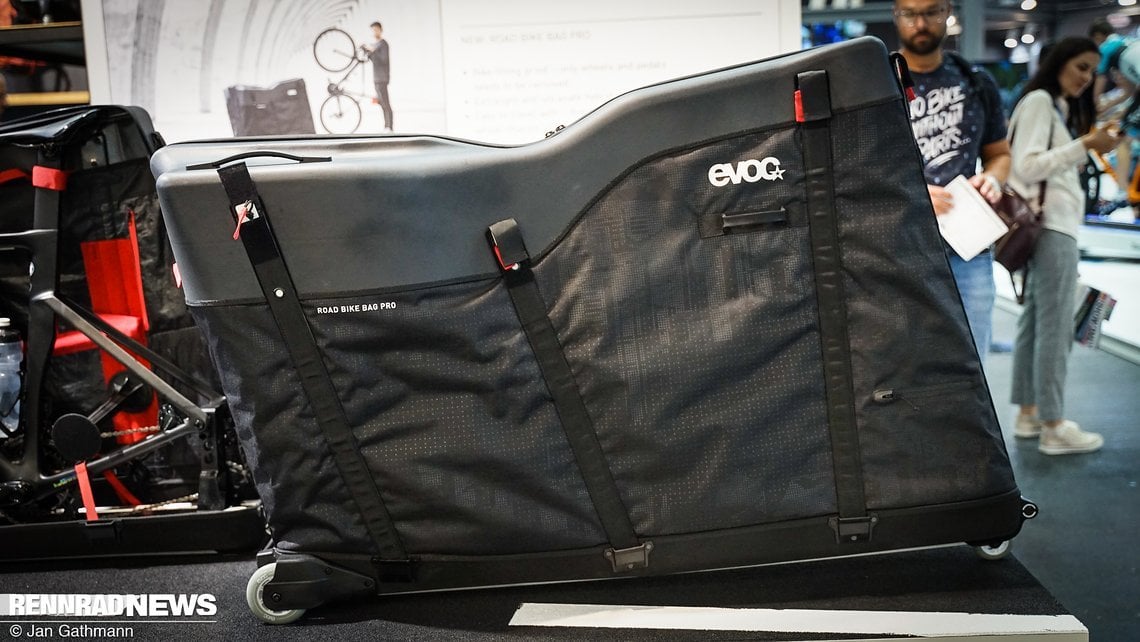 Die Evoc Road Bike Bag Pro kann fix und fertig eingestellte Renn- und Tria-Räder transportieren