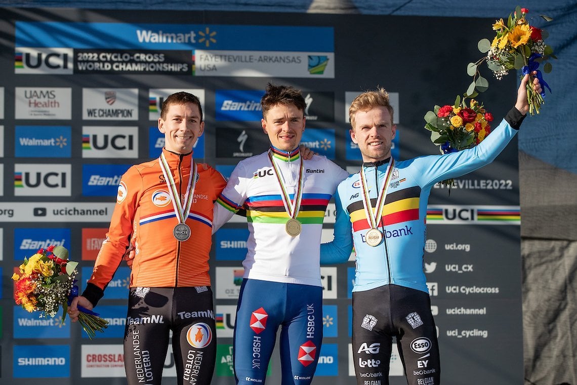 Tom Pidcock gewann die CX WM 2022 vor Lars van der Haar aus den Niederlanden (links) und Eli Iserbyt aus Belgien