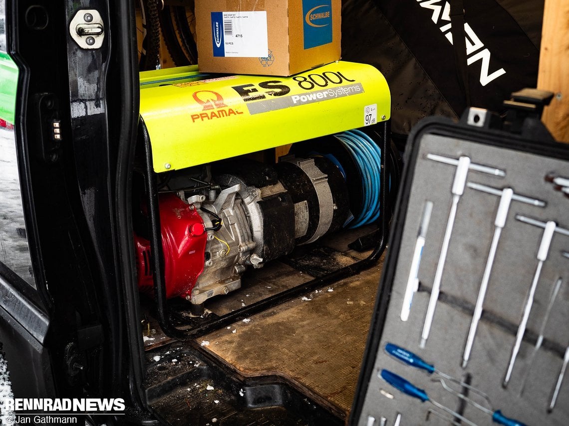 Ein Generator im Truck erzeugt den Strom.