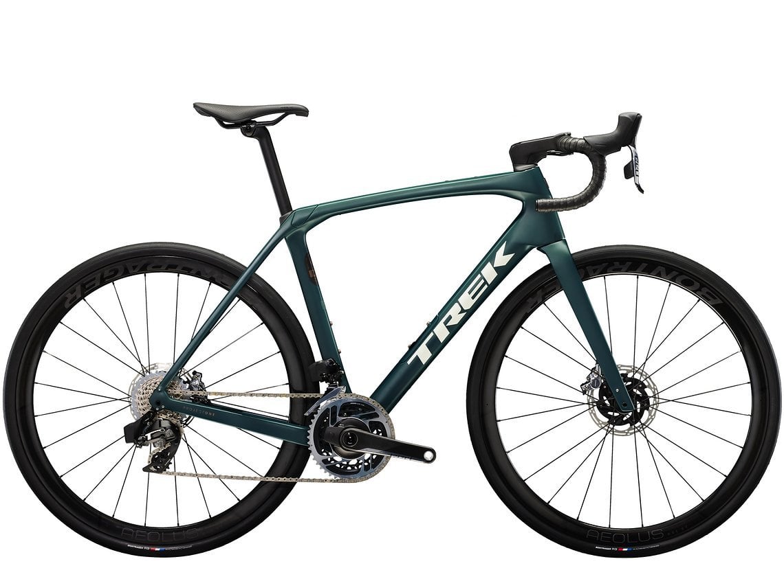 Noch etwas leichter ist das Domane SLR 9 Shimano Dura-Ace Di2 mit 7,25 kg (Gr. 56) für 12.999 €.