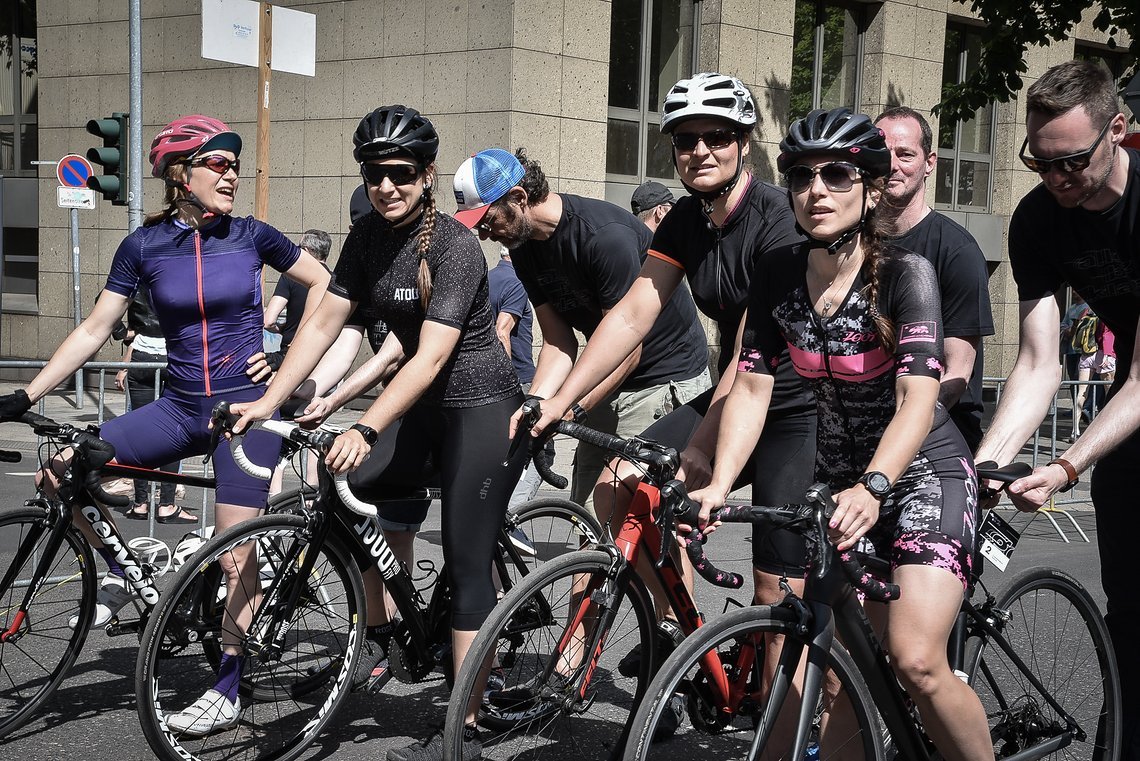 "Es war für uns alle zunächst etwas ungewohnt, mit eingeklickten Pedalen, von Jemandem am hinteren Rahmen festgehalten, aus dem Stand zu starten."