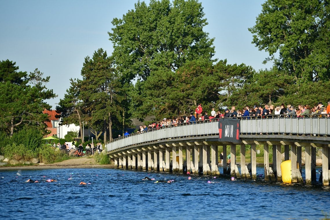 Selbst auf der Schwimmstrecke sind die Zuschauer nah dabei