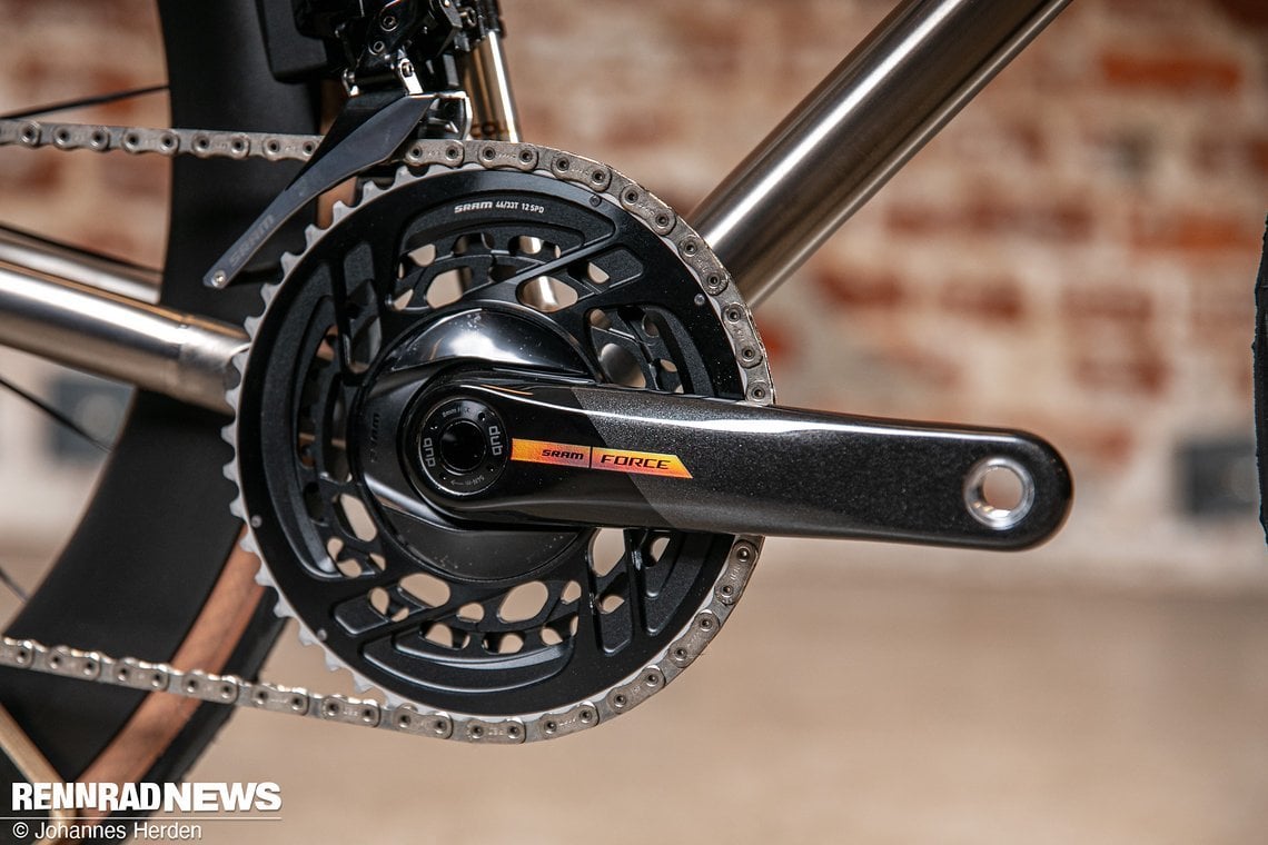 … SRAM Force AXS-Gruppe verbaut.