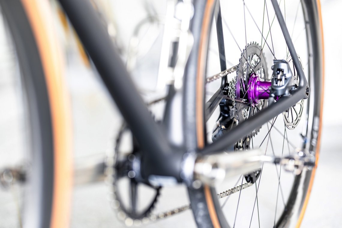 Die Tune Purple Edition-Nabe im Hinterrad bildet den Farbtupfer im dezent gehaltenen S-Works Aethos.