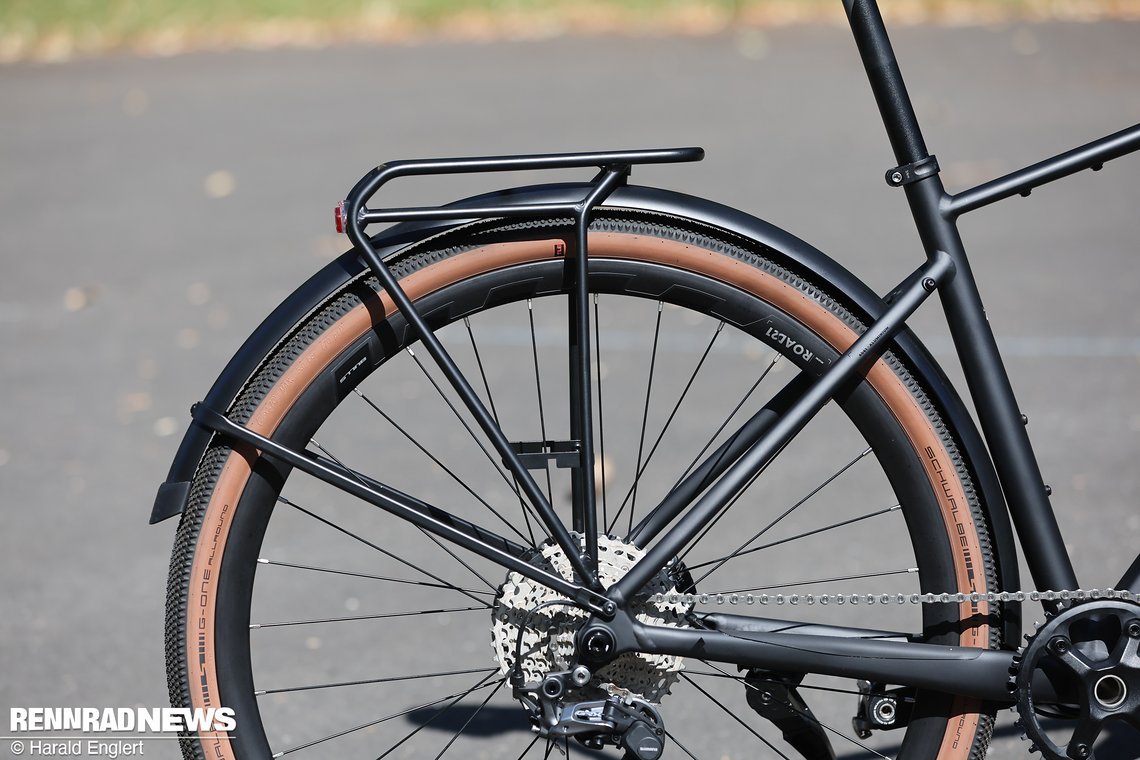 Schutzbleche und ein Gepäckträger sind ebenso an Bord...