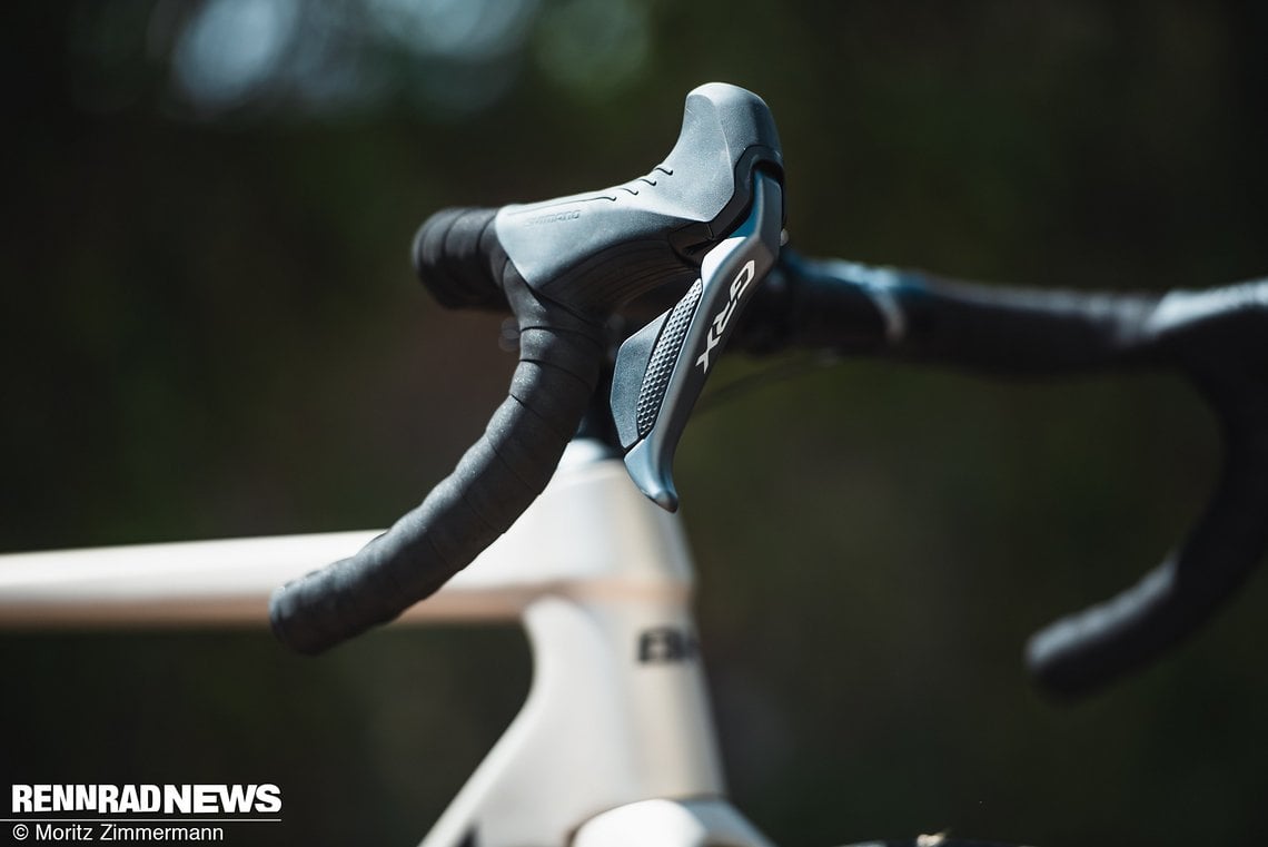 Die Di2 Schalter sind auf dem Gravel-Bike in ruppigen Gelände mitunter schwer zu treffen.