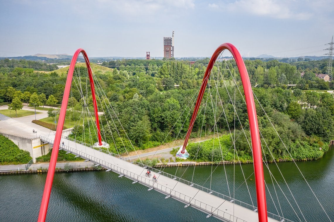 Die Bogenbrücke führt zum Nordsternpark.