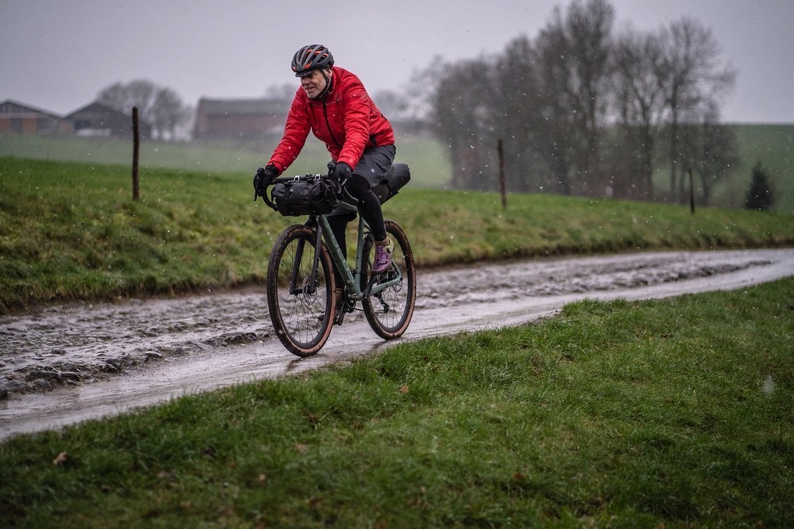 Die Brooks Scape Handlebar Roll und Seat Bag sind 100 % wasserdichte Bikepacking-Taschen im Holster-Stil