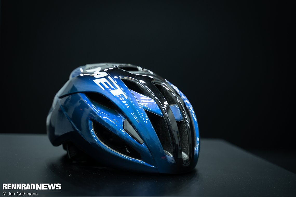 Sieht nicht nach Mittelklasse Rennrad-Helm aus