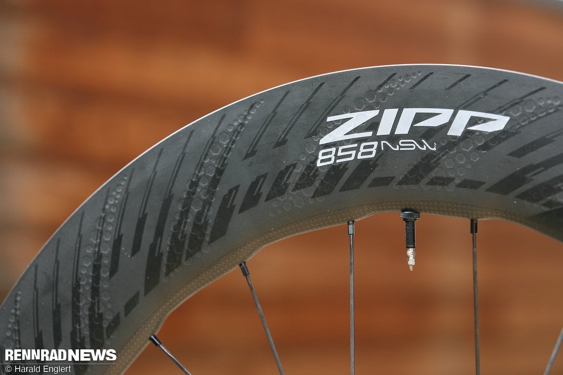 Die neuen Zipp 858 NSW zeigen nur auf einem schmalen Bereich die typische Carbonstruktur.