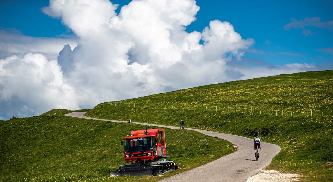 Am Renntag ist der Himmel Wolken-durchsetzt.