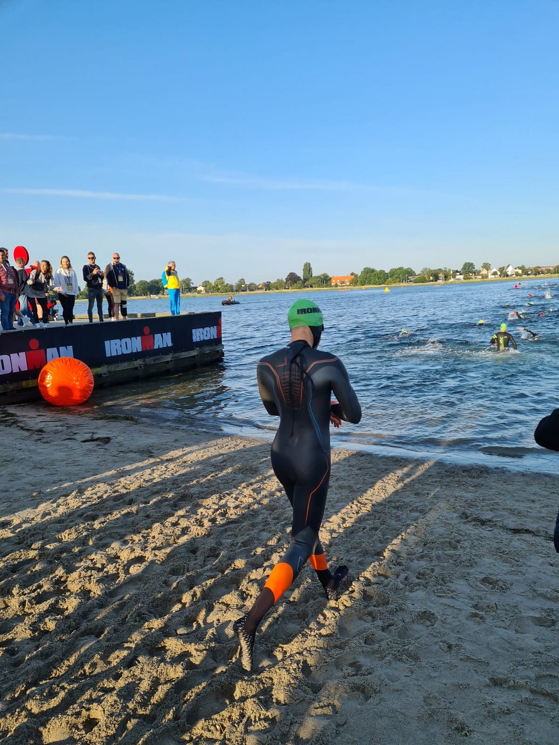 Mit Neo-Socken und -haube ab in die Ostsee