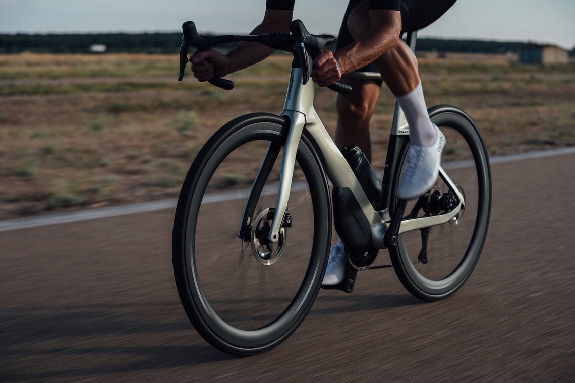 Zur besseren ergonomischen Anpassung sind der Vorbau und der flächige Aero-Lenker getrennt.