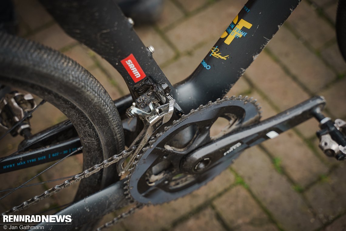 Die mechanische SRAM Force 2x11 sorgt für passende Gänge.