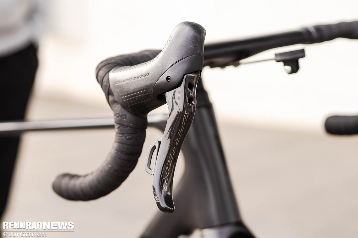 Die neue Campagnolo Super Record 13-fach feiert die Rückkehr des Daumentasters in neuer Gestalt.