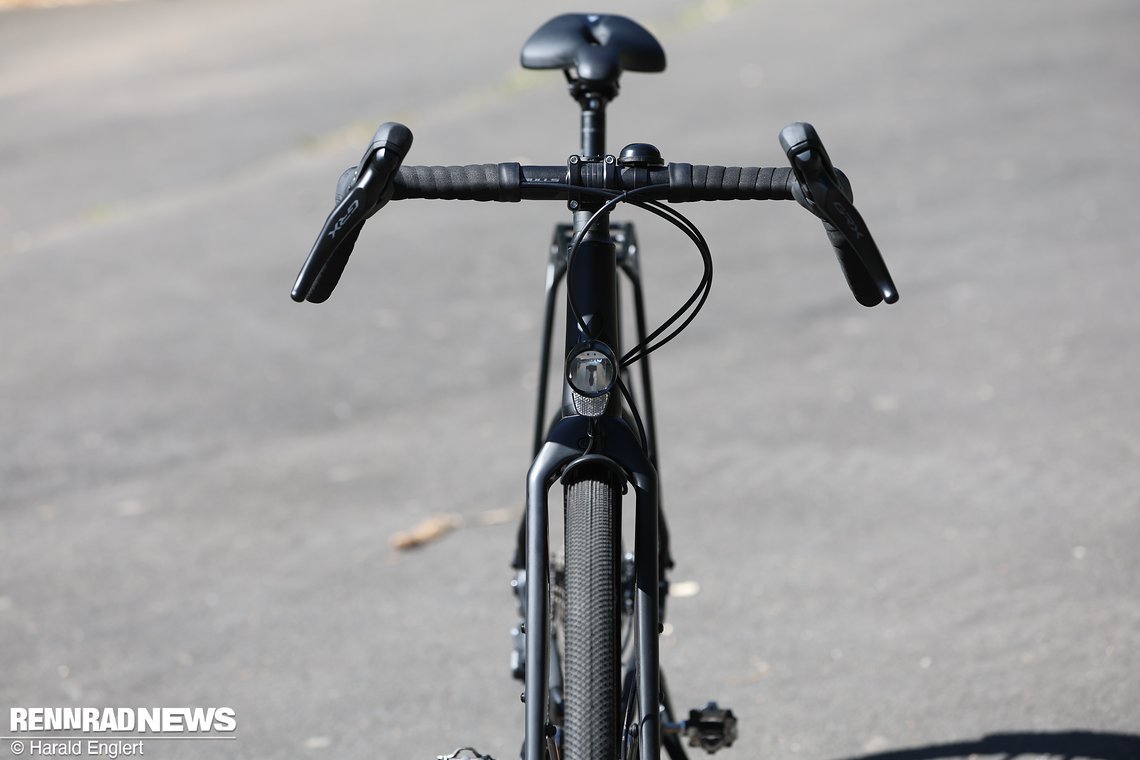 Der Lenker bietet viel Flare, das Lenkerband ist bis weit nach innen gewickelt