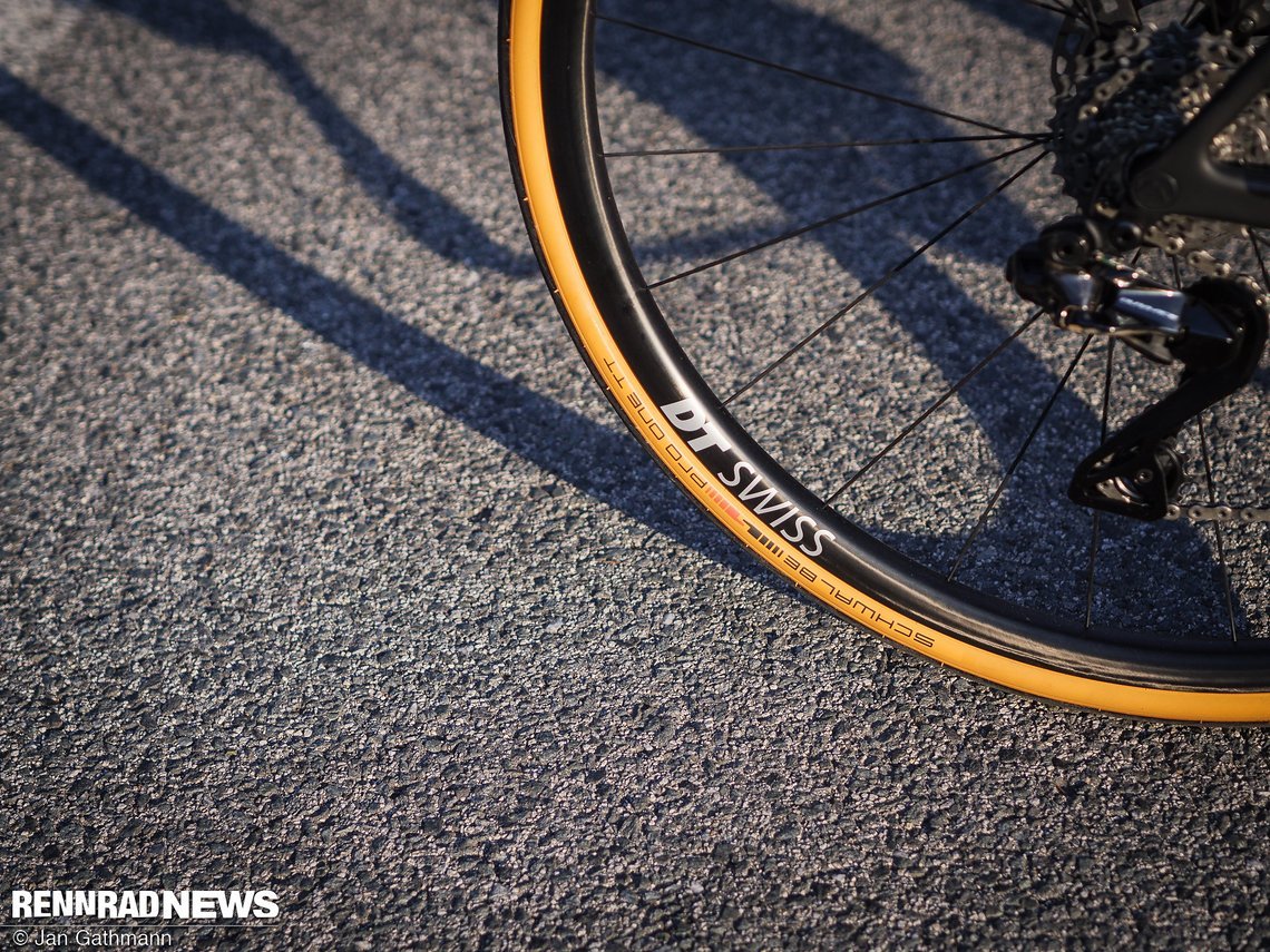 Die Schwalbe Pro One Reifen auf den leichten Felgen machen die Steuerung sehr lebendig.