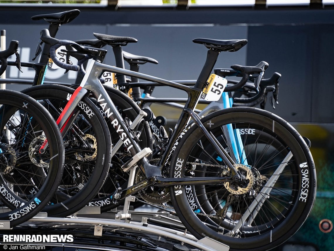 Lapeira fährt ein Teambike in Sonderlackierung.