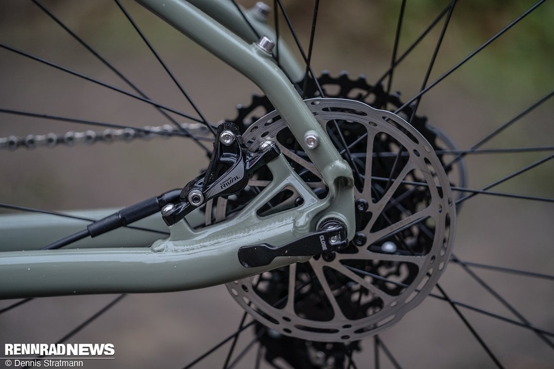 Die SRAM Rival-Bremsen verzögern gut dosierbar