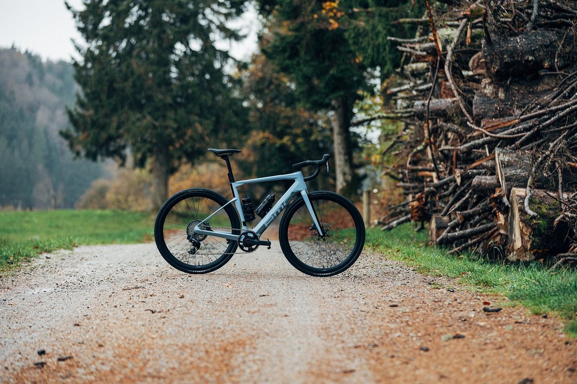 Das neue BMC Roadmachine 01 AMP X wirkt auf den ersten Blick wie eine Roadmachine ohne E-Unterstützung