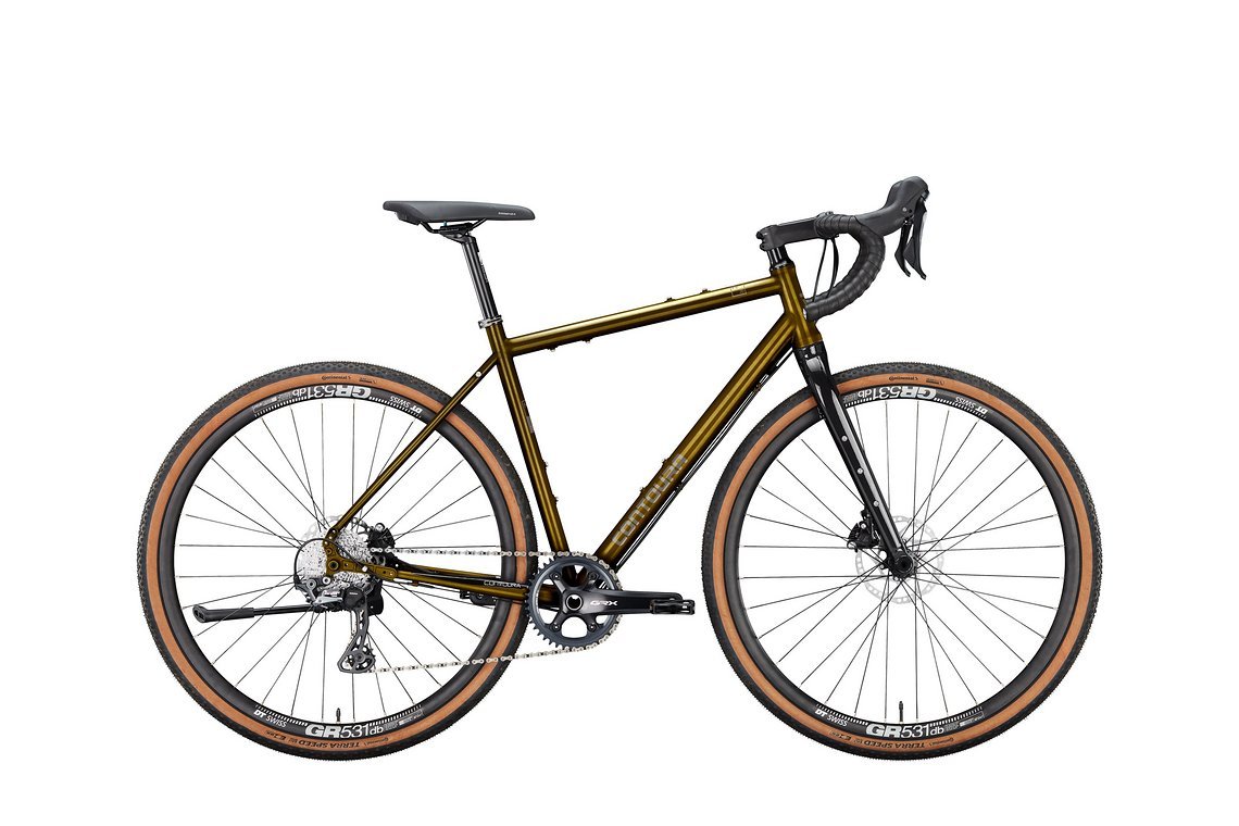 Das Contoura Fe-20 Gravelbike - hier in Schwarzgold Metallic - ist erhältlich in zwei Ausstattungs-Varianten und diversen Individualisierungsmöglichkeiten.