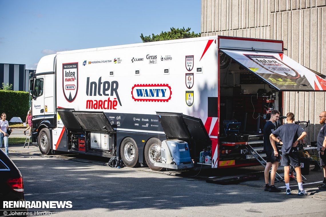 Trotz großem Lkw gehört das Team Camp zu den bescheideneren.