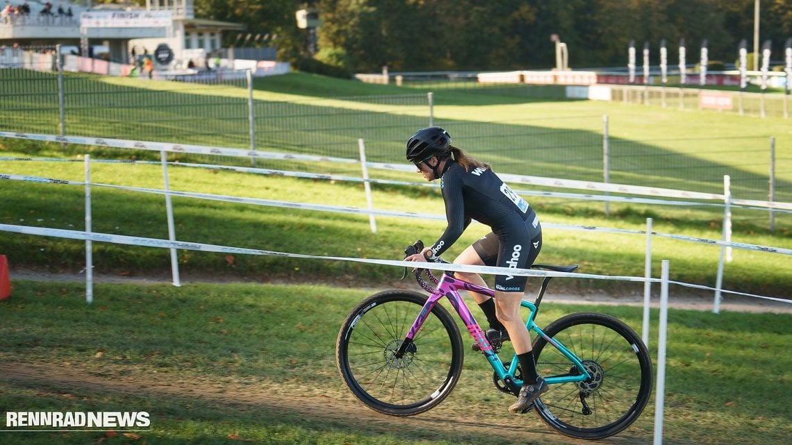 ...Rennrad-Botschafterin Marta Swiatlon, die sonst eher Gran Fondos bestreitet, fuhr ihr erstes CX-Rennen – mit beiden haben wir im Video gesprochen.