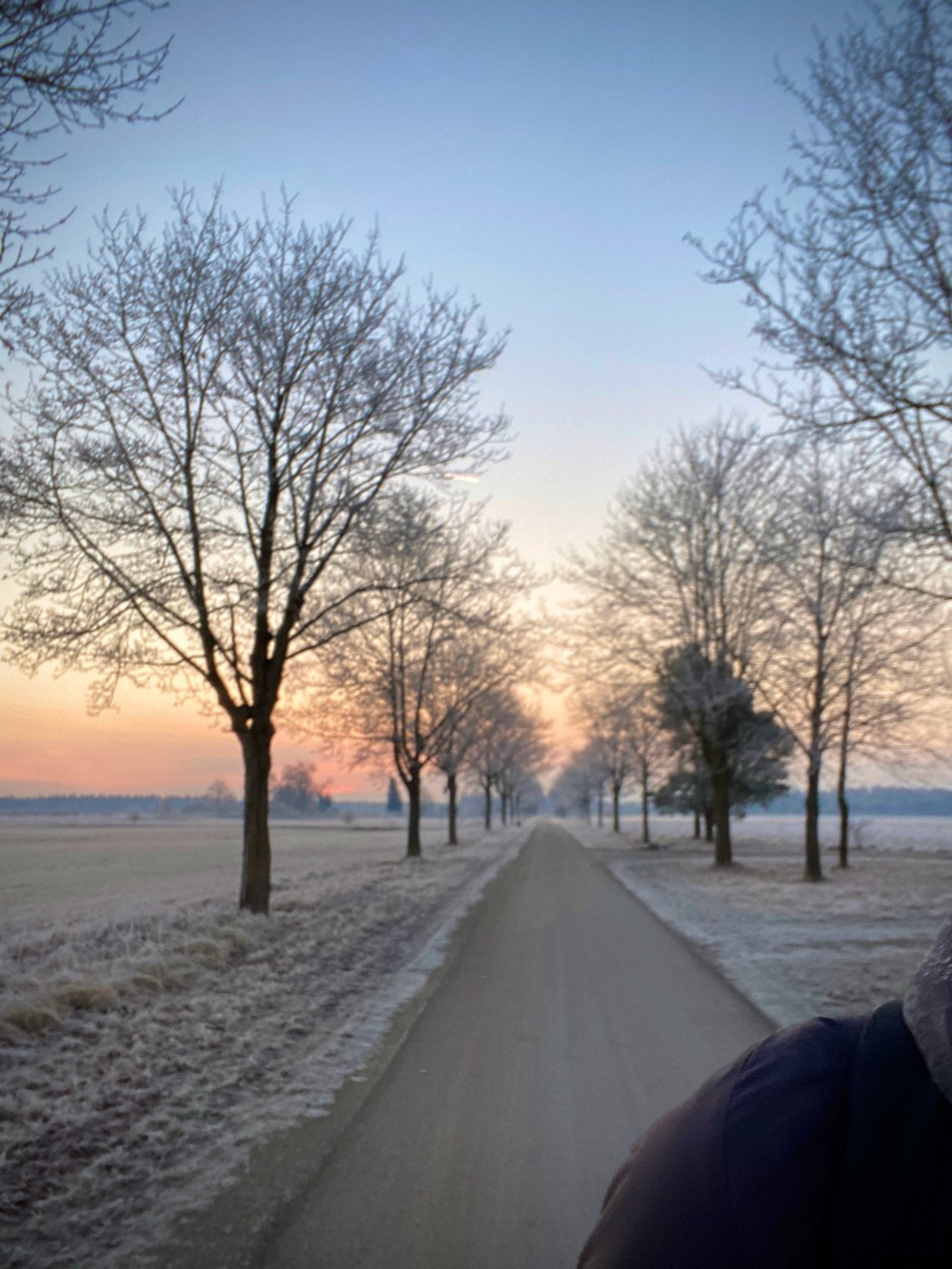 Frostig schöner Sonnenaufgang